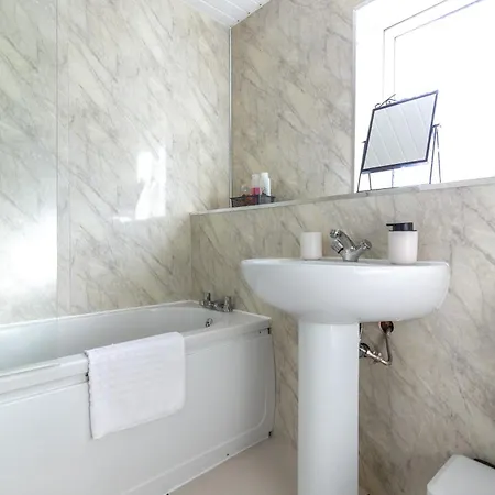 Welcome To Belfast: Your Gateway To Unforgettable Memories! Spacious 3 Bedroom, Family Home. Exterior photo