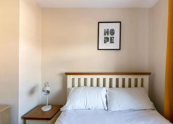 Welcome To Belfast: Your Gateway To Unforgettable Memories! Spacious 3 Bedroom, Family Home.