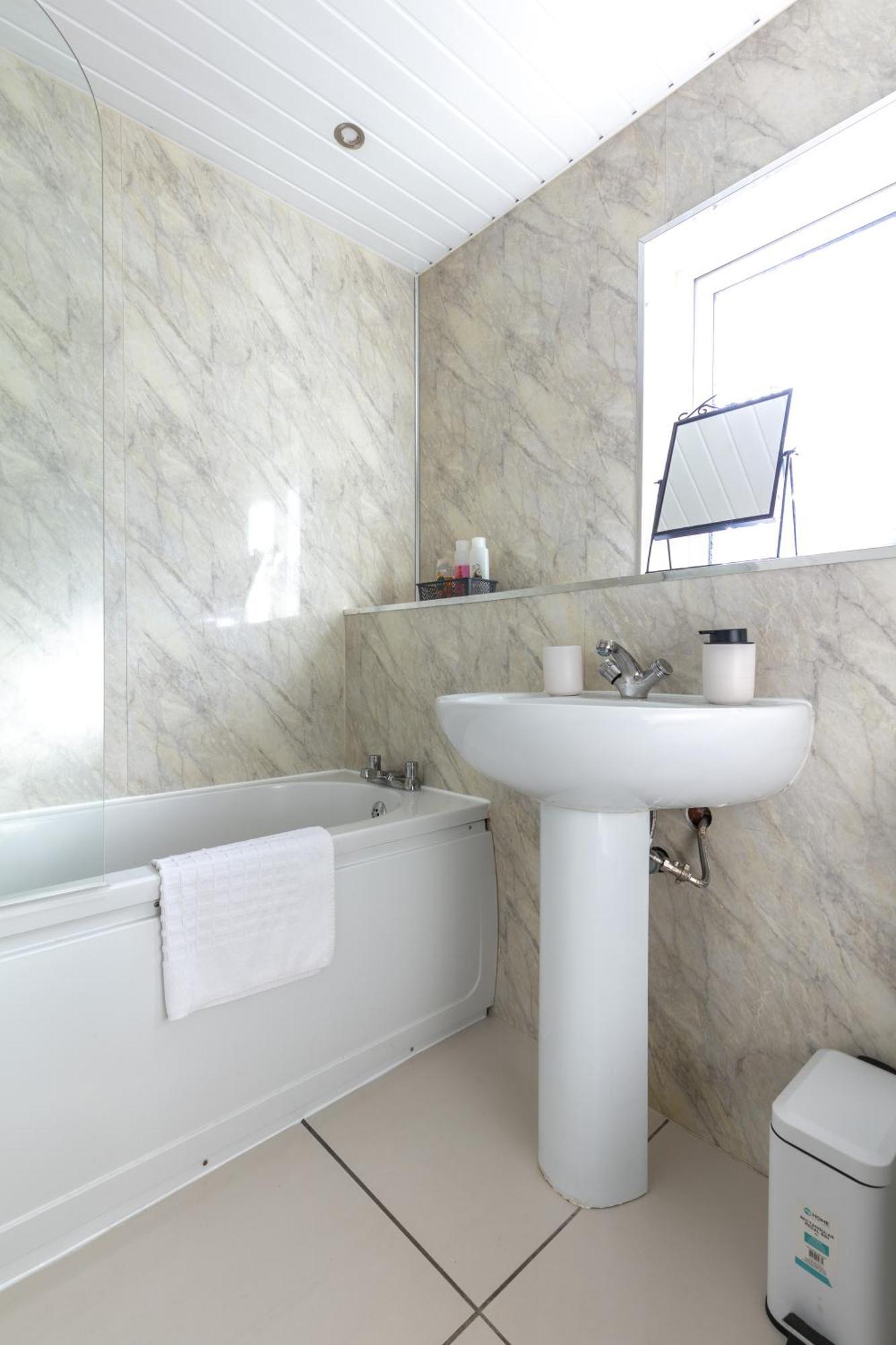 Welcome To Belfast: Your Gateway To Unforgettable Memories! Spacious 3 Bedroom, Family Home. Holiday home Belfast