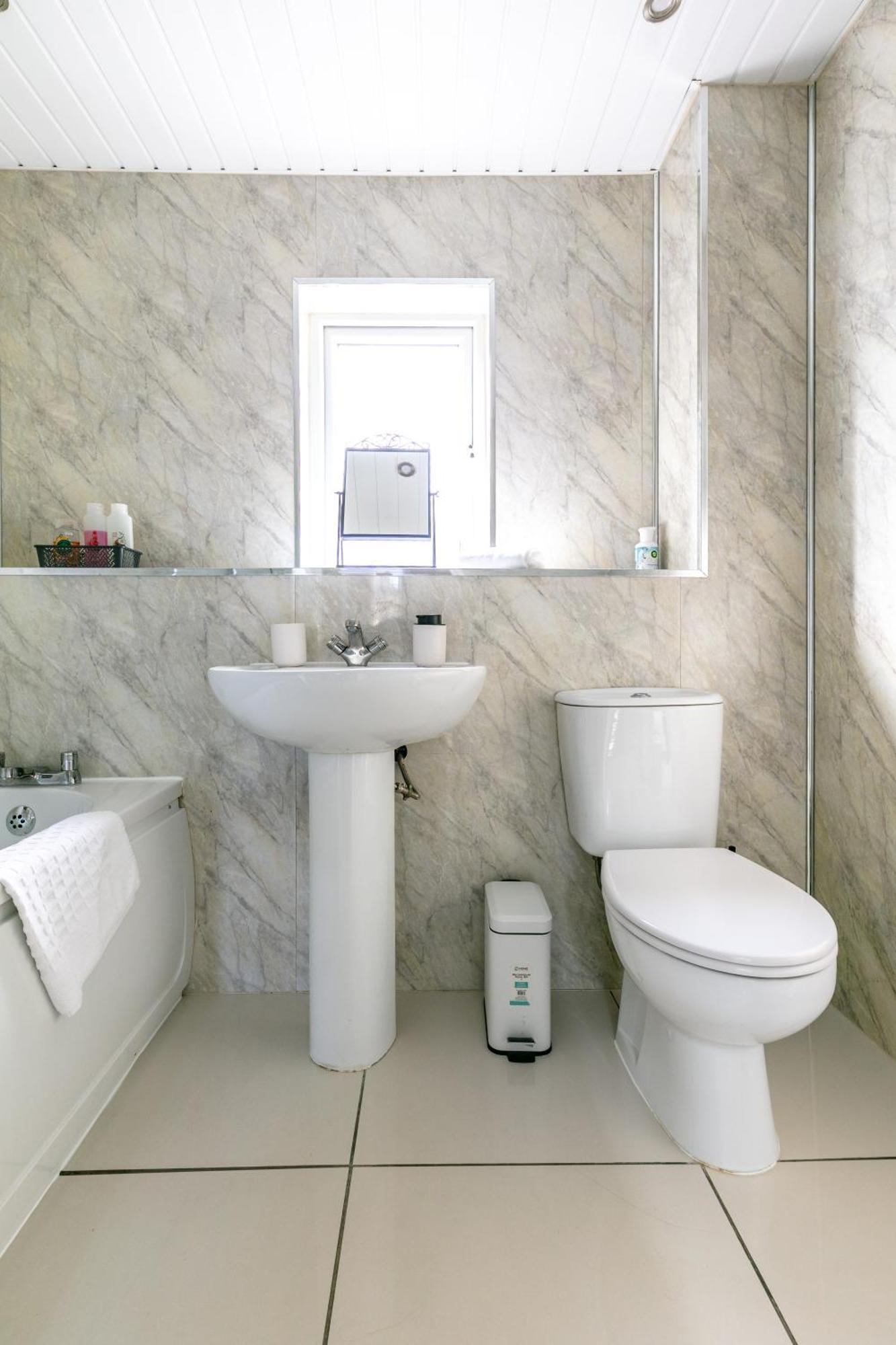 Welcome To Belfast: Your Gateway To Unforgettable Memories! Spacious 3 Bedroom, Family Home. *