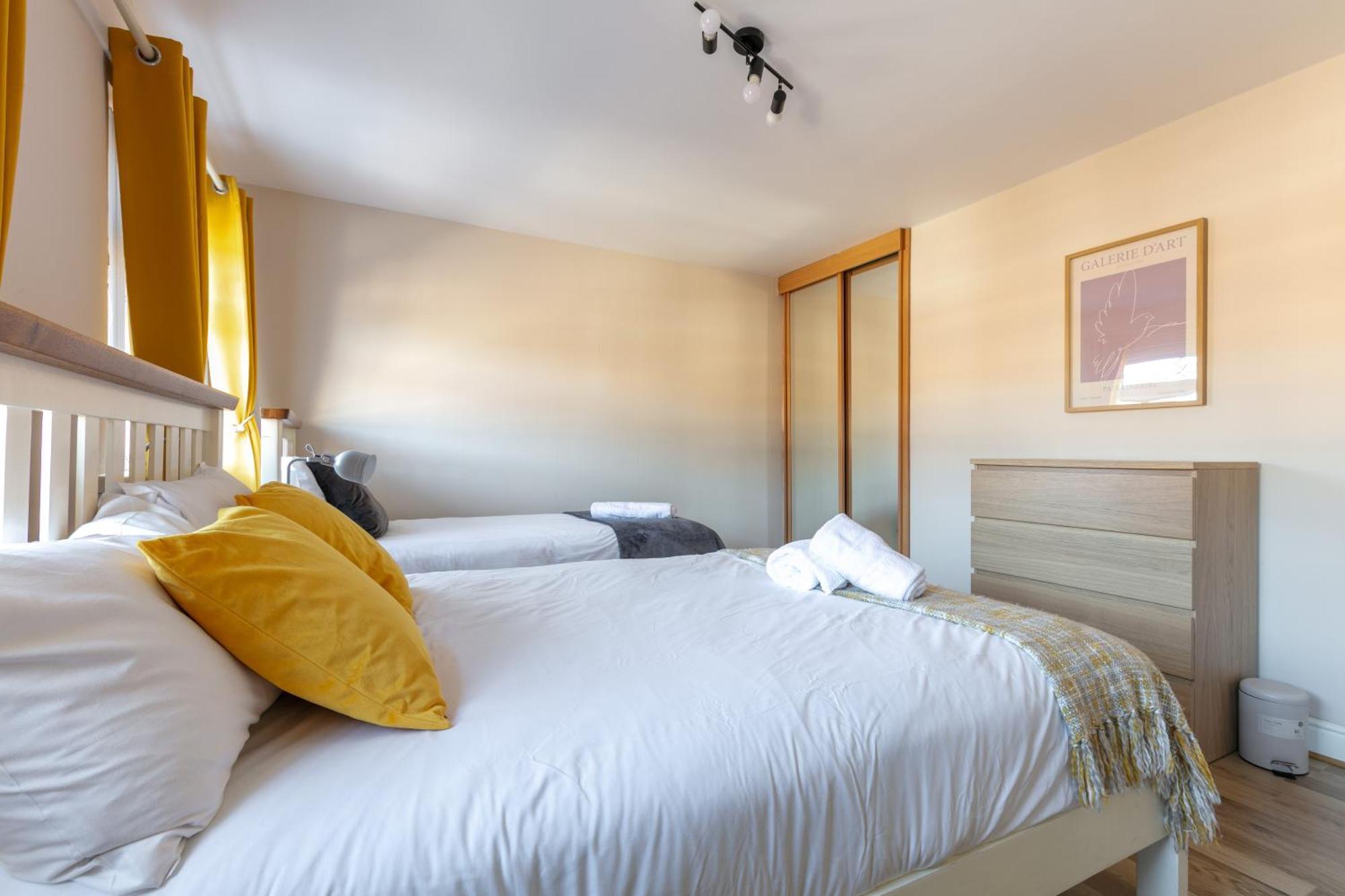 Welcome To Belfast: Your Gateway To Unforgettable Memories! Spacious 3 Bedroom, Family Home. Holiday home