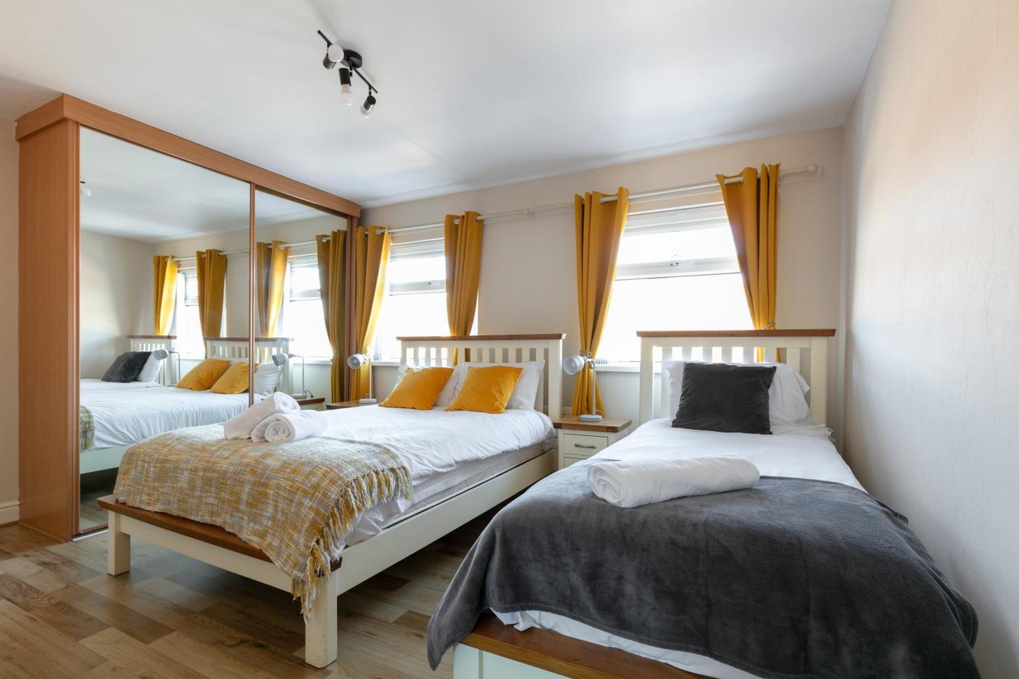 Welcome To Belfast: Your Gateway To Unforgettable Memories! Spacious 3 Bedroom, Family Home. Holiday home Belfast