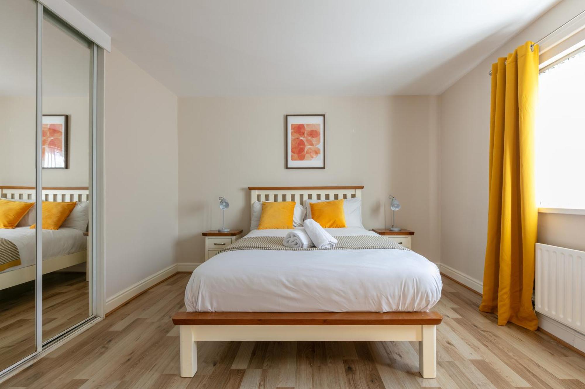 Welcome To Belfast: Your Gateway To Unforgettable Memories! Spacious 3 Bedroom, Family Home. Holiday home *