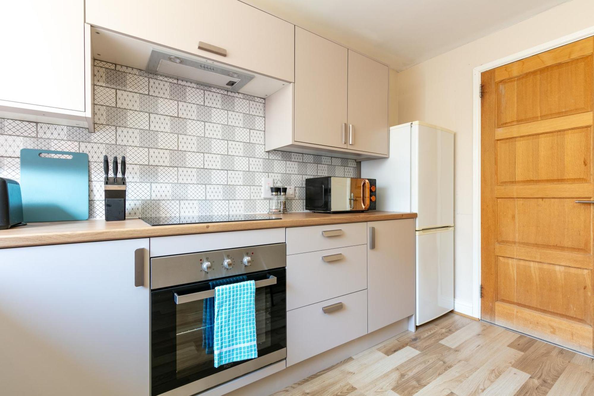 Welcome To Belfast: Your Gateway To Unforgettable Memories! Spacious 3 Bedroom, Family Home.
